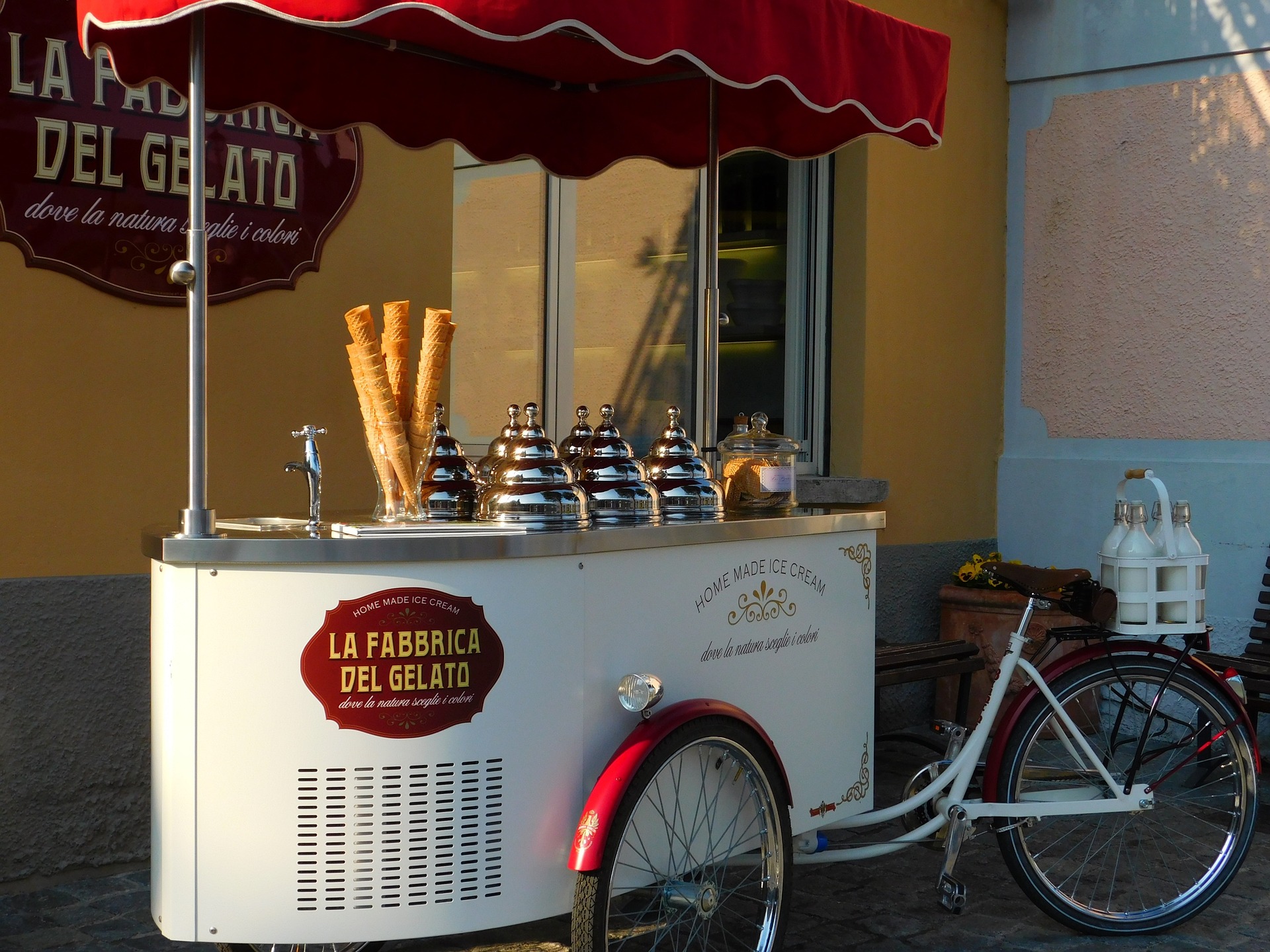 ice-cream-man-1286520_1920